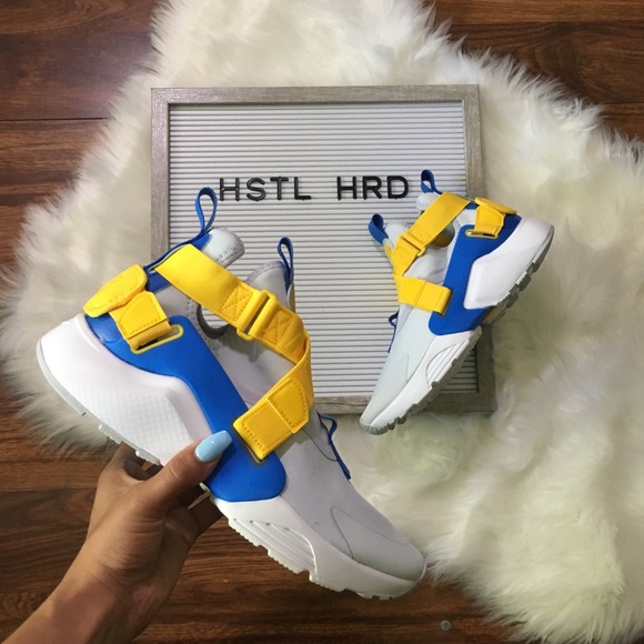 Nike Shoes - Nike huarache city sneakers